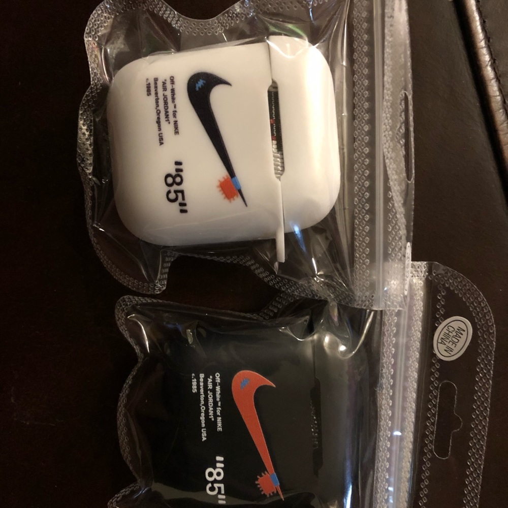 AirPod protective case - Picture 4 of 6